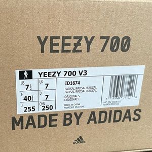 Yeezy 700 V3 (Brand new with tag)